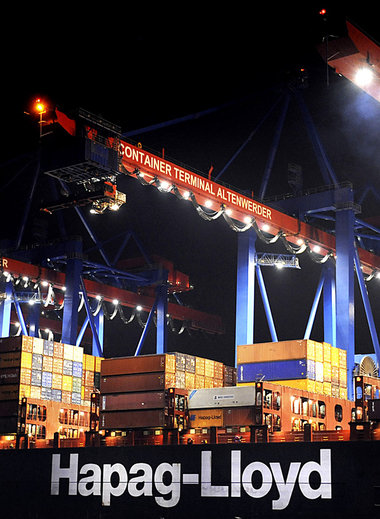 Ein Schiff der Reederei Hapag-Lloyd im Hamburger Hafen (August 2...