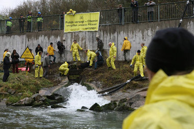 Greenpeace-Aktivisten blockieren die Gifteinleitung