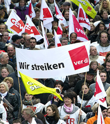 Tausende folgten dem Aufruf zu Warnstreiks wie hier in Frankfurt...