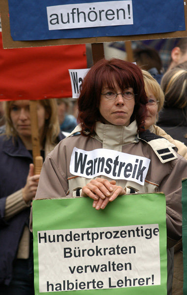 Kaum ein anderes europäisches Land handhabt das Beamtenstre... Kaum ein anderes europäisches Land handhabt das Beamtenstre...