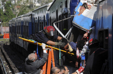 Rettungsarbeiten am verunglückten Vorortzug in Buenos Aires... Rettungsarbeiten am verunglückten Vorortzug in Buenos Aires...