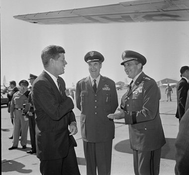 US-Präsident John F. Kennedy mit den Generälen Lyman L... US-Präsident John F. Kennedy mit den Generälen Lyman L...