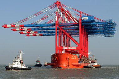 Die Containerbrücken für den Jade-Weser-Port werden au... Die Containerbrücken für den Jade-Weser-Port werden au...