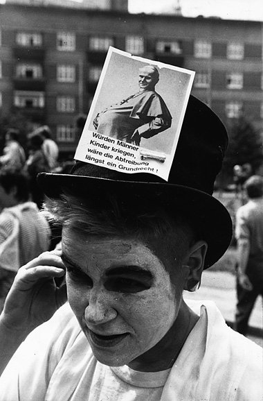 Nach der &raquo;Wende&laquo; demonstrierten Frauen aus Ost und W...