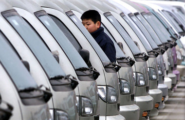 Zunehmender Marktanteil: Potienteller K&auml;ufer beschaut in Pe...