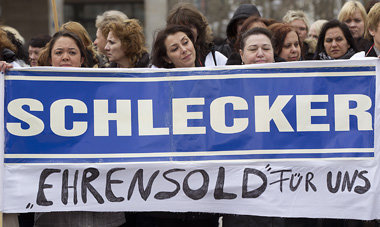 Mitarbeiterinnen der insolventen Drogeriemarktkette Schlecker fo...