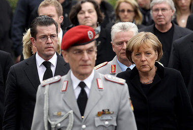 Karl-Theodor zu Guttenberg und Kanzlerin Angela Merkel gehen am ... Karl-Theodor zu Guttenberg und Kanzlerin Angela Merkel gehen am ...