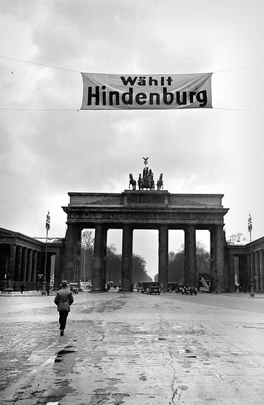 Wahlpropaganda am Brandenburger Tor in Berlin (März 1932)