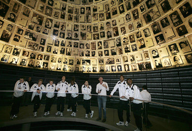 Die Jugend macht&rsquo;s vor: hier die U18, die die Holocaust-Ge...