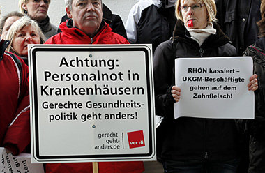 Besch&auml;ftigte des Uniklinikums am Mittwoch in Gie&szlig;en a...