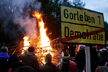 Heiße Phase des Protests: Feuer vor dem Zwischenlager Gorleben a...