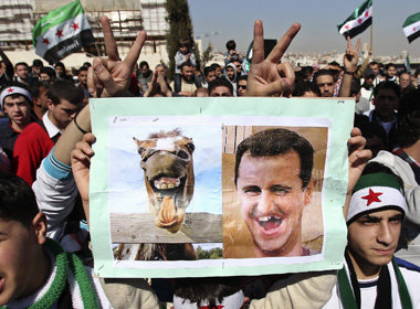 Demonstration gegen Assad vor der syrischen Botschaft in Amman (...