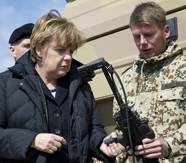 »Wie schwer ist die denn?« – Merkel läßt sich die Heckler & Koch...
