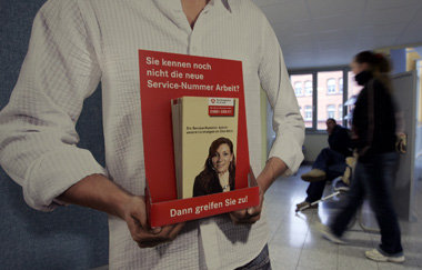 Hier sind Sie der letzte Kunde. Werbebroschüren im Jobcenter (Ha...
