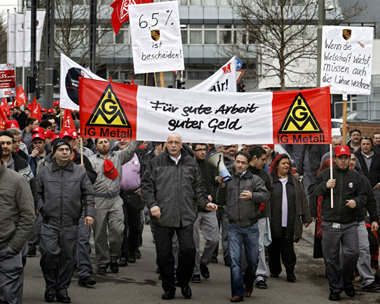 2500 Metaller bekräftigten ihre Tarifforderung am Dienstag bei P... 2500 Metaller bekräftigten ihre Tarifforderung am Dienstag bei P...
