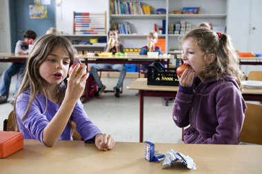 Obst statt Schokoriegel. In der Pausenversorgung für Sch&uu... Obst statt Schokoriegel. In der Pausenversorgung für Sch&uu...