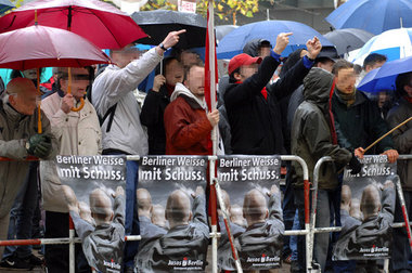 Stinkefinger für Neofaschisten: Rund 400 Berliner protestierten ...