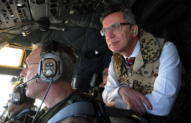 Verteidigungsminister De Maizi&egrave;re auf dem Flug nach Afgha...