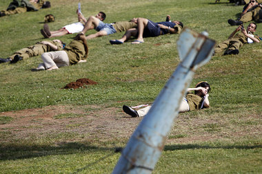 Klima st&auml;ndiger Bedrohung: Israelische Soldaten spielen Bom...