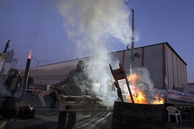 Streikender Arbeiter vor besetztem Stahlwerk bei Athen, November...