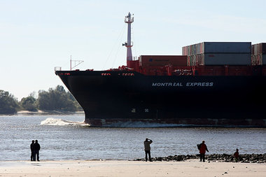 Containerschiff in Hamburg auf der Elbe, Oktober 2007