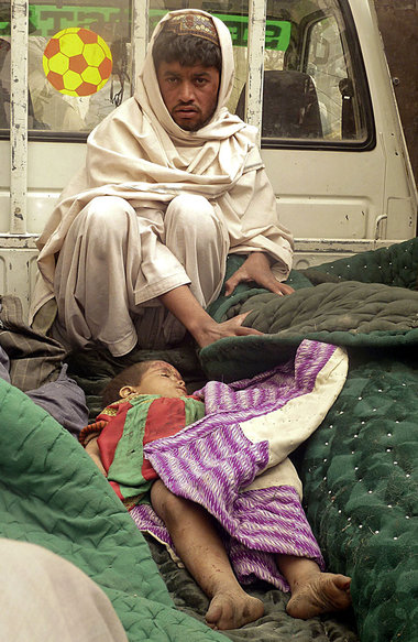 Trauer in Kandahar: Ein Afghane zeigt eines der neun get&ouml;te...