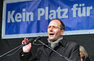 Sachsens Innenminister Markus Ulbig auf einer Kundgebung gegen r... Sachsens Innenminister Markus Ulbig auf einer Kundgebung gegen r...