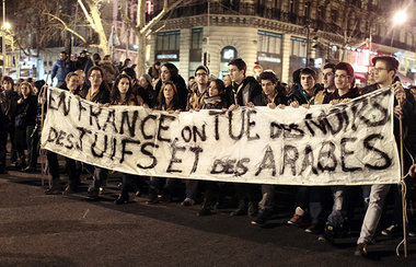 Schweigemarsch am Montag abend in Toulouse. Jugendliche tragen e... Schweigemarsch am Montag abend in Toulouse. Jugendliche tragen e...