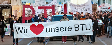 Mehrere hundert Studenten und Mitarbeiter der Brandenburgischen ... Mehrere hundert Studenten und Mitarbeiter der Brandenburgischen ...