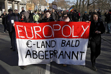 &raquo;Occupy&laquo;-Aktivisten bei einer Demonstration in Frank...