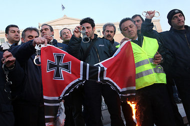 Solidarisierung mit Protestbewegung in Athen: Polizisten verbren... Solidarisierung mit Protestbewegung in Athen: Polizisten verbren...