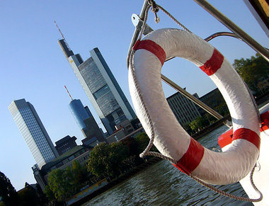 Vor Anker in Frankfurt. Einen finanziellen Rettungsring kön... Vor Anker in Frankfurt. Einen finanziellen Rettungsring kön...