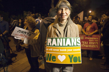 »IsraelovesIran«, nicht nur virtuell: Antikriegsdemo... »IsraelovesIran«, nicht nur virtuell: Antikriegsdemo...