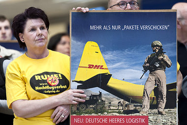 Proteste vor dem Flughafen Leipzig/Halle am Samstag: Eine Teilne... Proteste vor dem Flughafen Leipzig/Halle am Samstag: Eine Teilne...