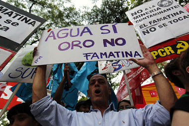 Proteste vor der kanadischen Botschaft in Buenos Aires gegen die...