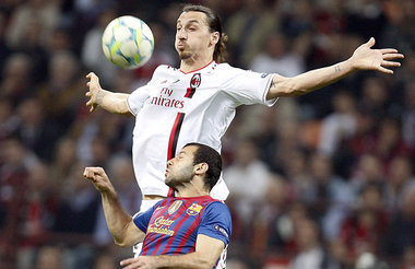 Abwehrfu&szlig;ball 2012: Milans Ibrahimovic (oben) gegen Barcas...
