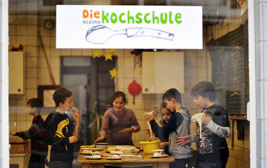 Schüler des Kochkurses der Grundschule Bruckhausen bereiten im L...