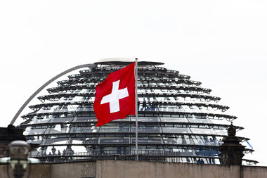 Schweizer Flagge: Nur auf dem Botschaftsgebäude, nicht auf ... Schweizer Flagge: Nur auf dem Botschaftsgebäude, nicht auf ...