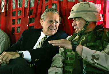 Im Flugzeug zum Tatort: Donald Rumsfeld und US-General Ricardo S...