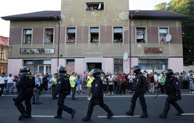 Polizeispalier f&uuml;r Neofaschisten, die im September 2011 an ...