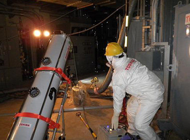 Arbeiter von Tepco bereiten Ende M&auml;rz ein Endoskop f&uuml;r...
