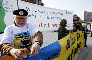 Bald weggespart? Bus der Fahrbibliothek des Kreises Weimarer Lan... Bald weggespart? Bus der Fahrbibliothek des Kreises Weimarer Lan...