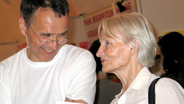 Keine Berührungsängste: Margot Honecker im Gespräch mit jW-Gesch...