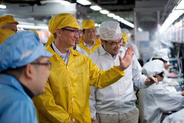 Apple-Chef Tim Cook (Mitte) besucht die iPhone-Produktionslinie ...