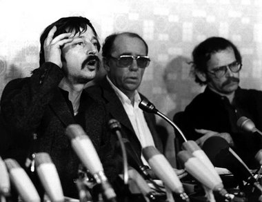 Wolf Biermann klagt die DDR-Regierung am 19.11.1976 vor der Welt...