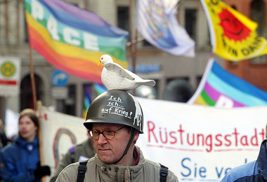 Teilnehmer des Ostermarsches in Bremen am Samstag