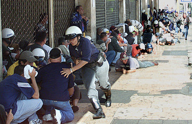 Caracas, 11. April 2002: Menschen suchen Deckung vor Heckensch&u...