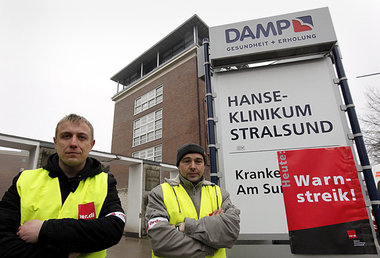 Krankenpfleger Ralph Klawitter (l.) und Ergotherapeut Falk Niema...
