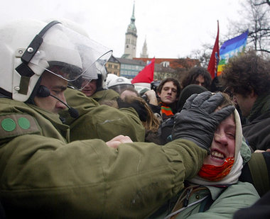 Brutalität der Polizei ist bei Protesten gegen NATO-Sicherheitsk... Brutalität der Polizei ist bei Protesten gegen NATO-Sicherheitsk...