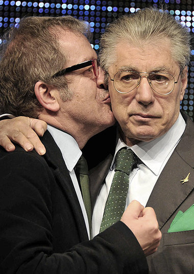 Abschiedsküsschen: Umberto Bossi (r.) und Exinnenminister R... Abschiedsküsschen: Umberto Bossi (r.) und Exinnenminister R...